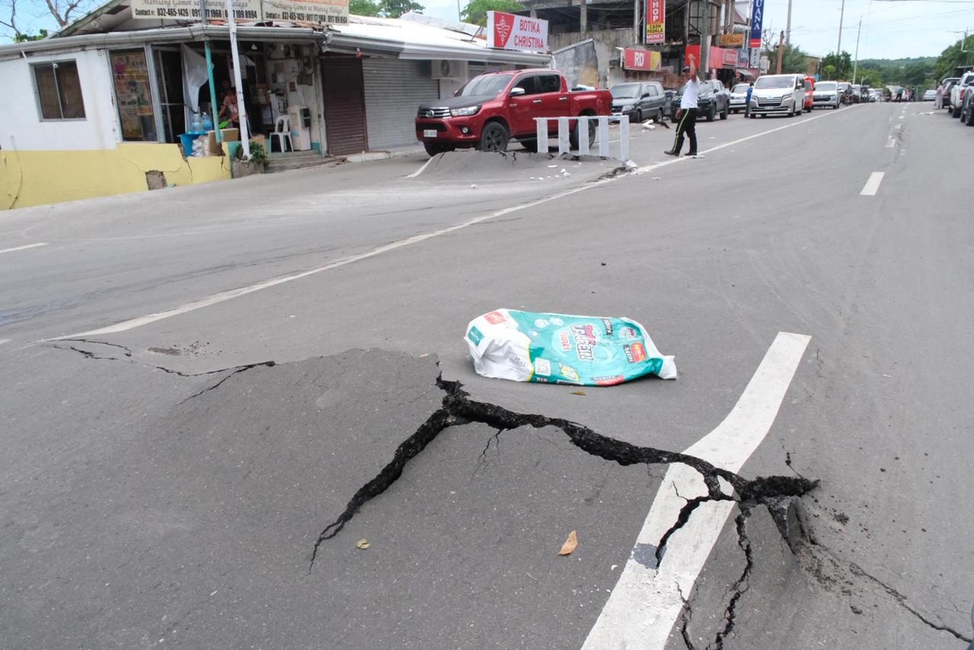 Desperfectos en una carretera provocados por un terremoto en Filipinas. 
EFE/EPA/JUANITO ESPINOSA
