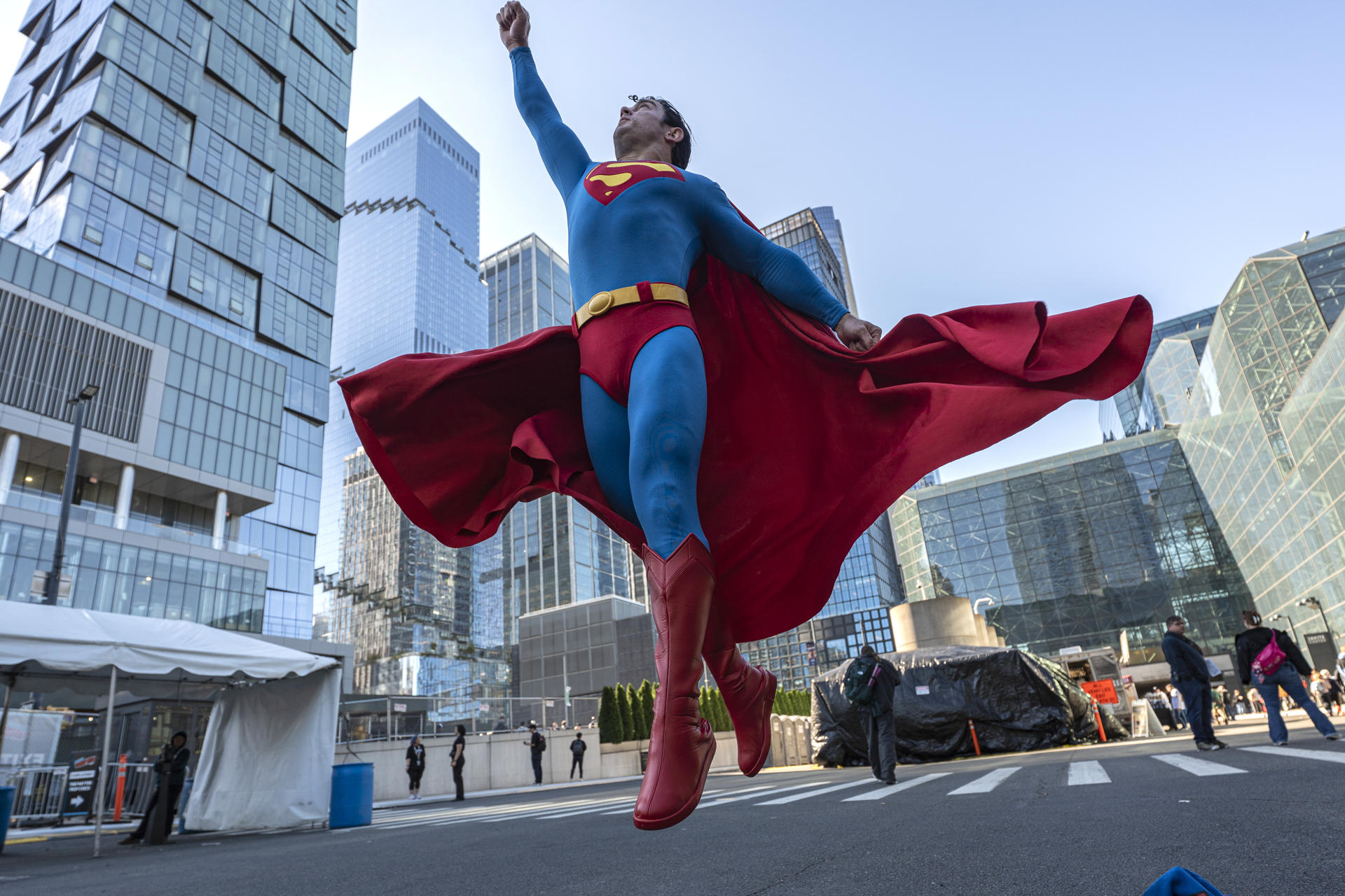 Un hombre posa disfrazado de Superman durante la Comic Con este jueves, en una calle de Nueva York (Estados Unidos). EFE/ Ángel Colmenares