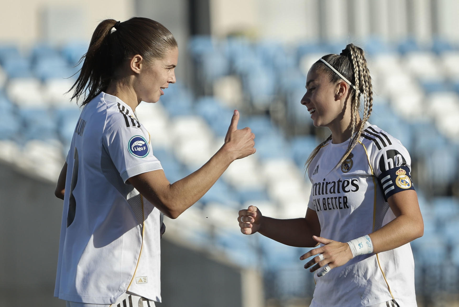 La delantera del Real Madrid C.F. Femenino, Athenea del Castillo celebra su gol con su compañera, S. Bruun este sábado durante el partido de Primera División Femenina en el estadio Alfredo Di Stéfano en Madrid.-EFE/ Sergio Pérez
