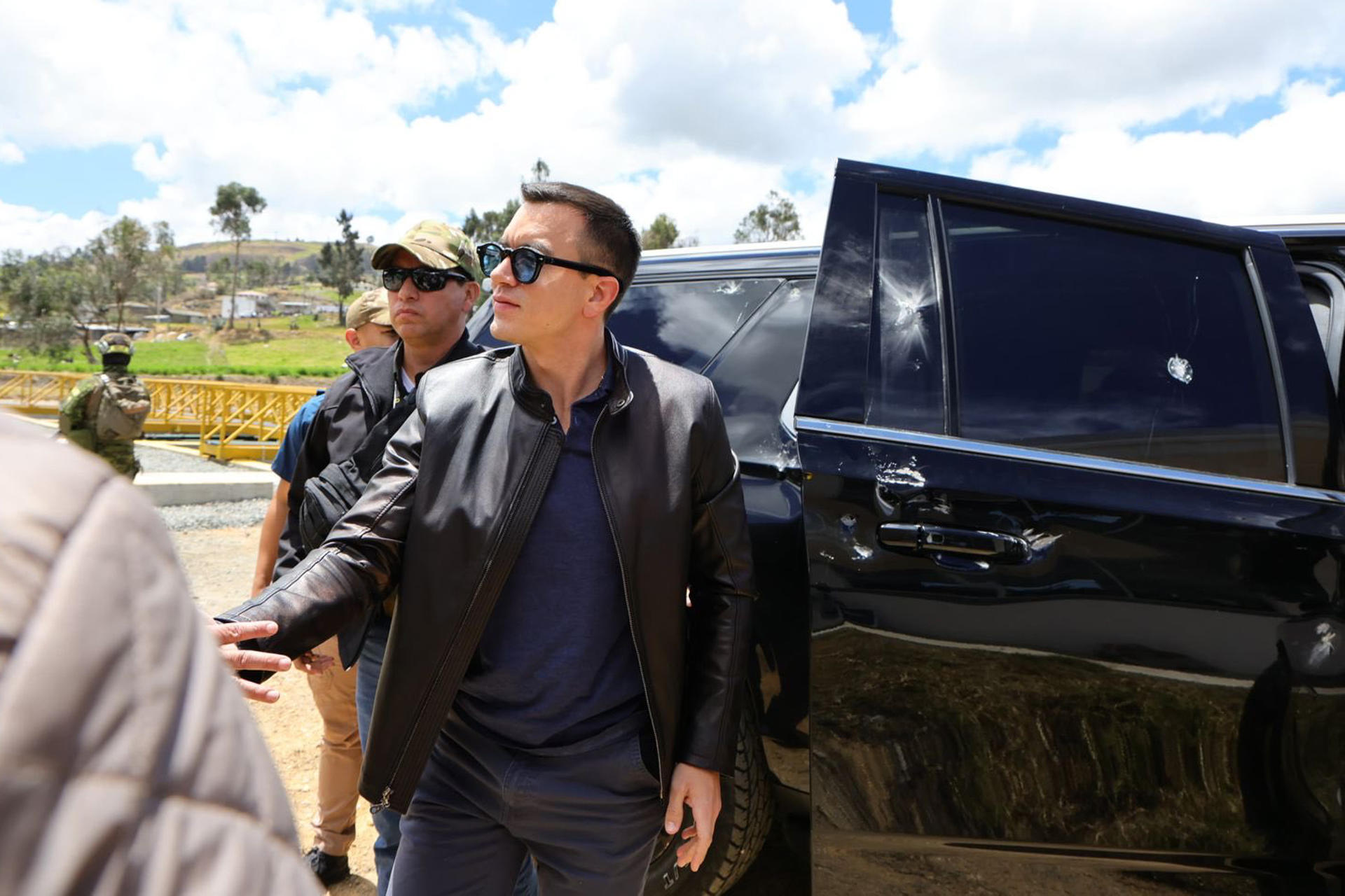 Fotografía tomada de la cuenta oficial @Presidencia_Ec en la red social X donde se ve al presidente de Ecuador, Daniel Noboa, saludando a algunas personas luego que la caravana donde se desplazaba a un evento fuera atacada por manifestantes. EFE/ @Presidencia_Ec