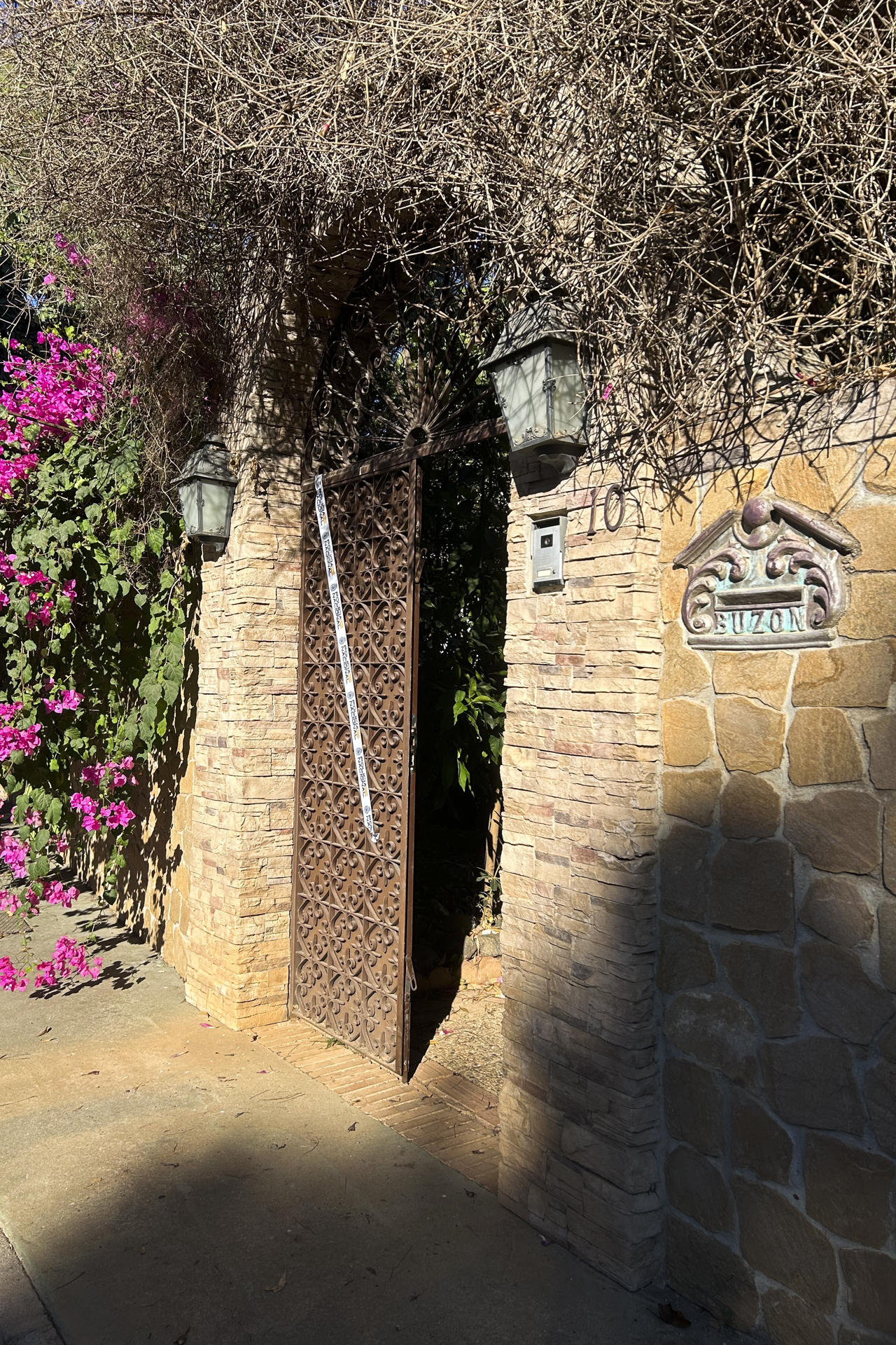 Chalé ubicado en una zona residencial en la entrada de Marbella, en el distrito Elviria Las Chapas, en el que una mujer de 83 años ha sido asesinada este viernes con un arma blanca presuntamente a manos de su pareja, de 84, que ha sido detenido. EFE/Esther Gómez
