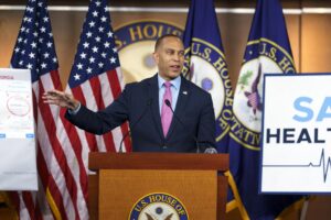 El líder de la minoría en la Cámara de Representantes de EE. UU., Hakeem Jeffries, habla durante una conferencia de prensa en el Capitolio en Washington (EE.UU.). EFE/EPA/WILL OLIVER EFE/EPA/WILL OLIVER