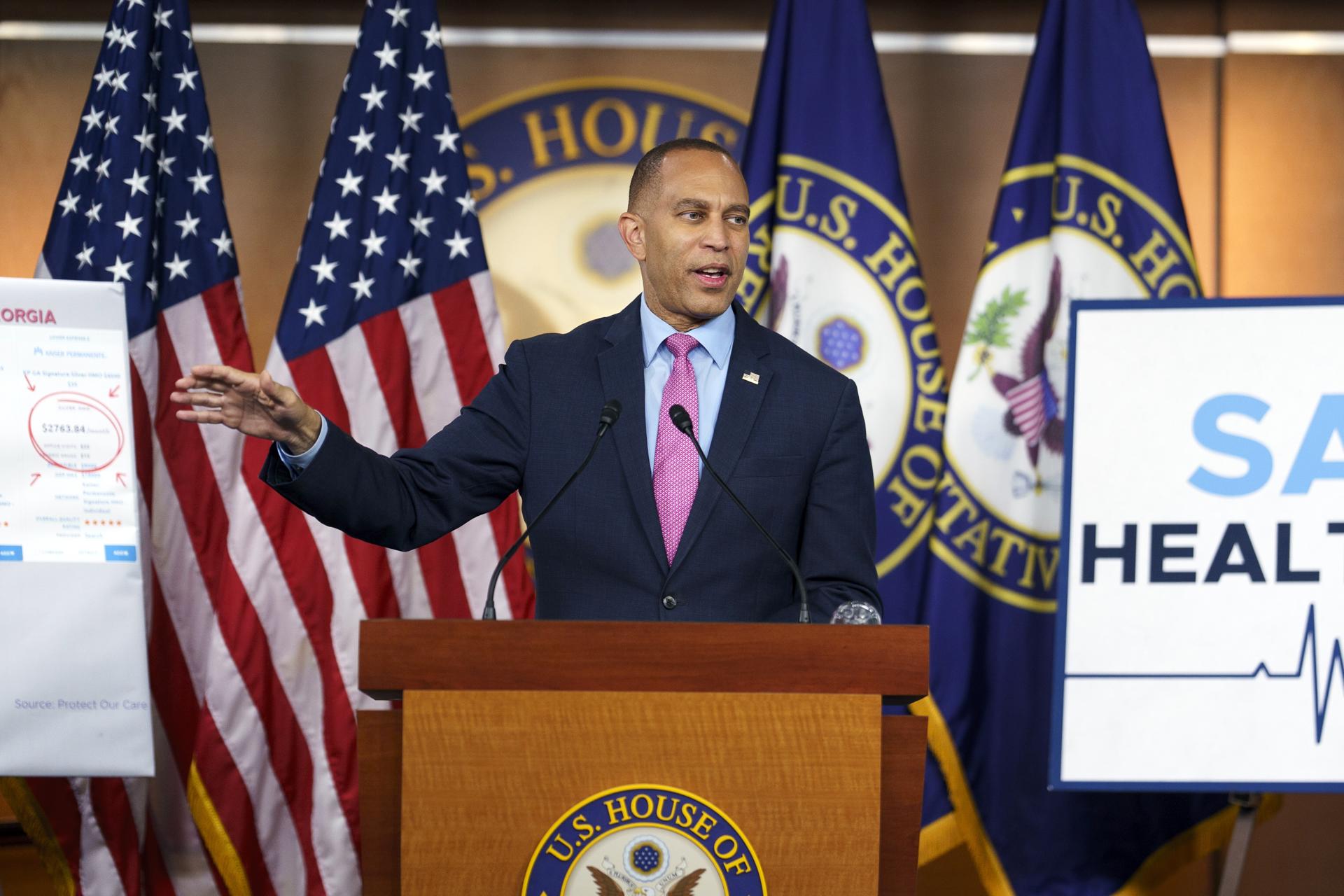 El líder de la minoría en la Cámara de Representantes de EE. UU., Hakeem Jeffries, habla durante una conferencia de prensa en el Capitolio en Washington (EE.UU.). EFE/EPA/WILL OLIVER EFE/EPA/WILL OLIVER
