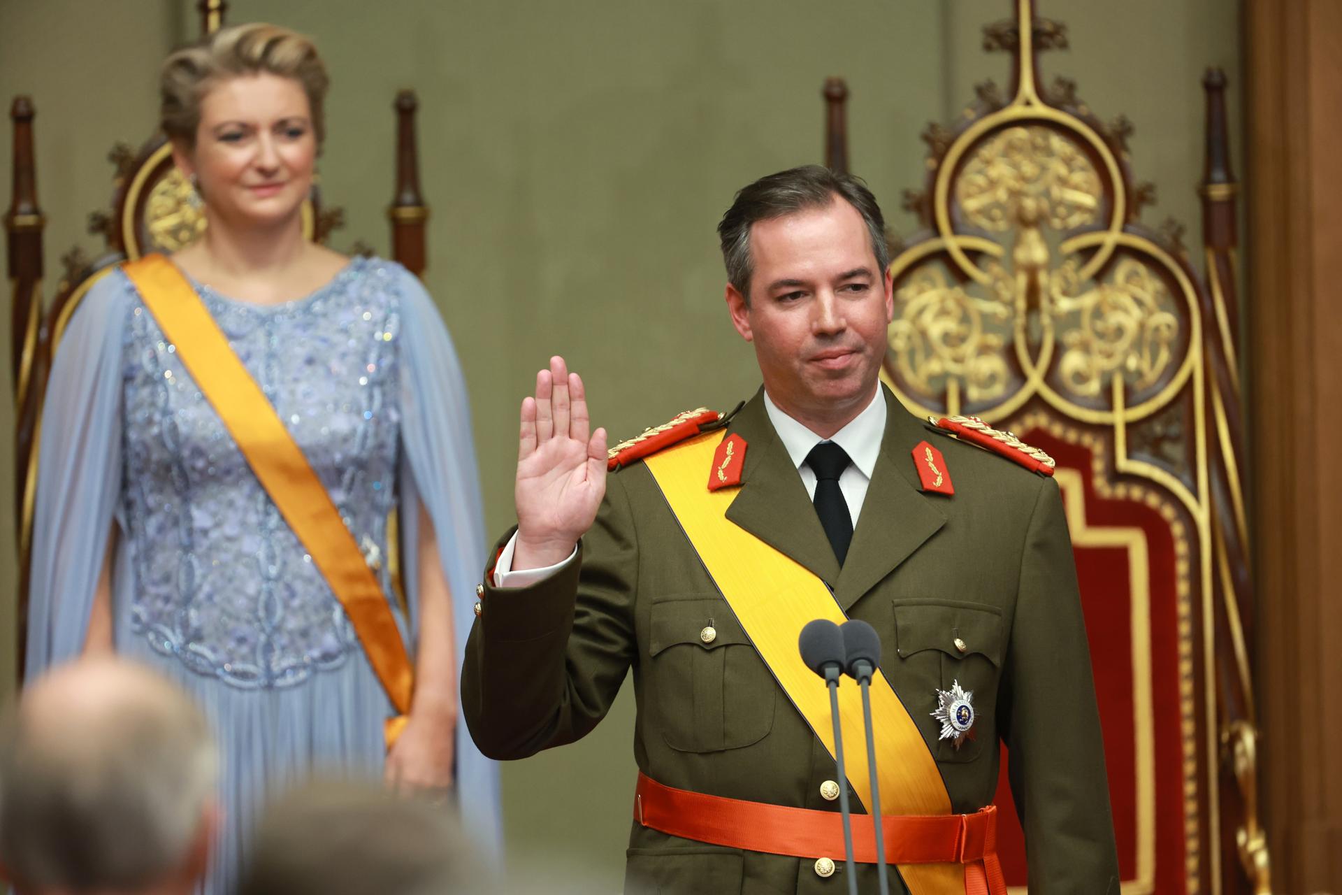 Guillermo (d), Gran Duque de Luxemburgo durante su ceremonia de juramento este viernes en la Cámara de Diputados en Luxemburgo, junto a la nueva Gran Duquesa Estefanía. EFE/EPA/OLIVIER HOSLET