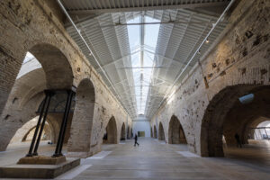 Imagen del interior de las Atarazanas de Sevilla, el antiguo astillero medieval y principal arsenal militar para la Corona de Castilla, que reabre tras décadas de abandono y una polémica rehabilitación que ha durado varios años para convertirse en un espacio cultural. EFE/ Julio Muñoz