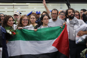 De izquierda a derecha los activistas mexicanos: Laura Alejandra Vélez, Sol González, Arlín Medrano, Ernesto Ledesma y Diego Vázquez posan con la bandera de Palestina este miércoles, a su llegada al Aeropuerto Internacional de la Ciudad de México (México). EFE/ Mario Guzmán