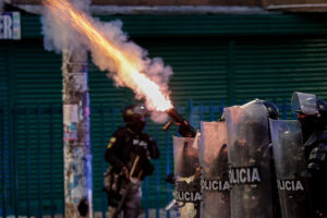 Fotografía del 30 de septiembre de 2025 que muestra a policías que se enfrentan con manifestantes durante una protesta contra el presidente de Ecuador, Daniel Noboa, por el alza del diésel y en apoyo a los manifestantes indígenas de la provincia de Imbabura, en Quito (Ecuador). EFE/ José Jácome