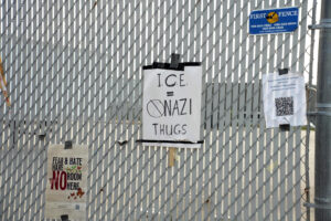 Fotografía de algunos carteles en contra del Servicio de Inmigración y Control de Aduanas (ICE)  afuera del centro de detención del ICE este miércoles, en Broadview (Estados Unidos). EFE/ Manuel Márquez