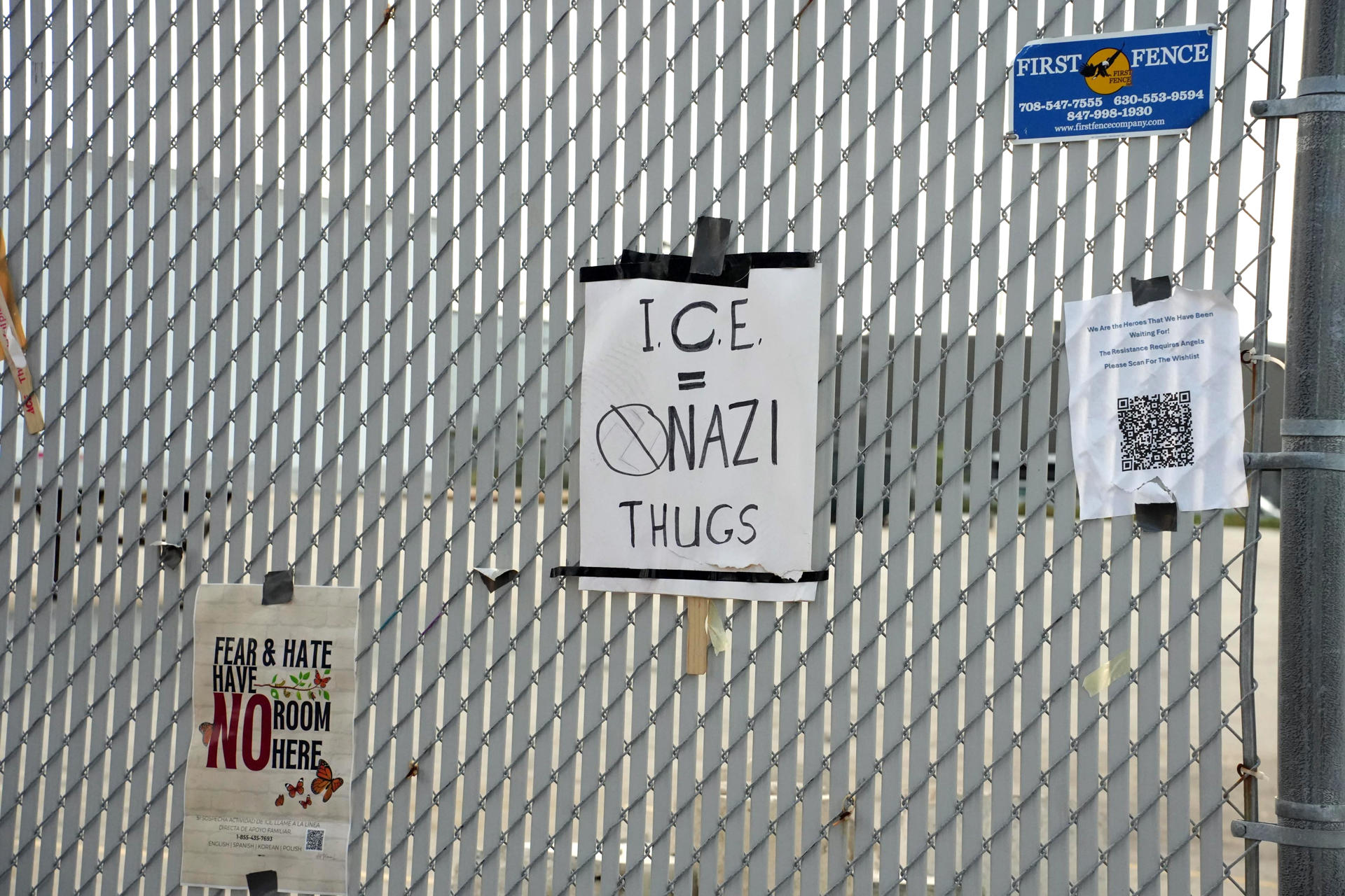 Fotografía de algunos carteles en contra del Servicio de Inmigración y Control de Aduanas (ICE)  afuera del centro de detención del ICE este miércoles, en Broadview (Estados Unidos). EFE/ Manuel Márquez