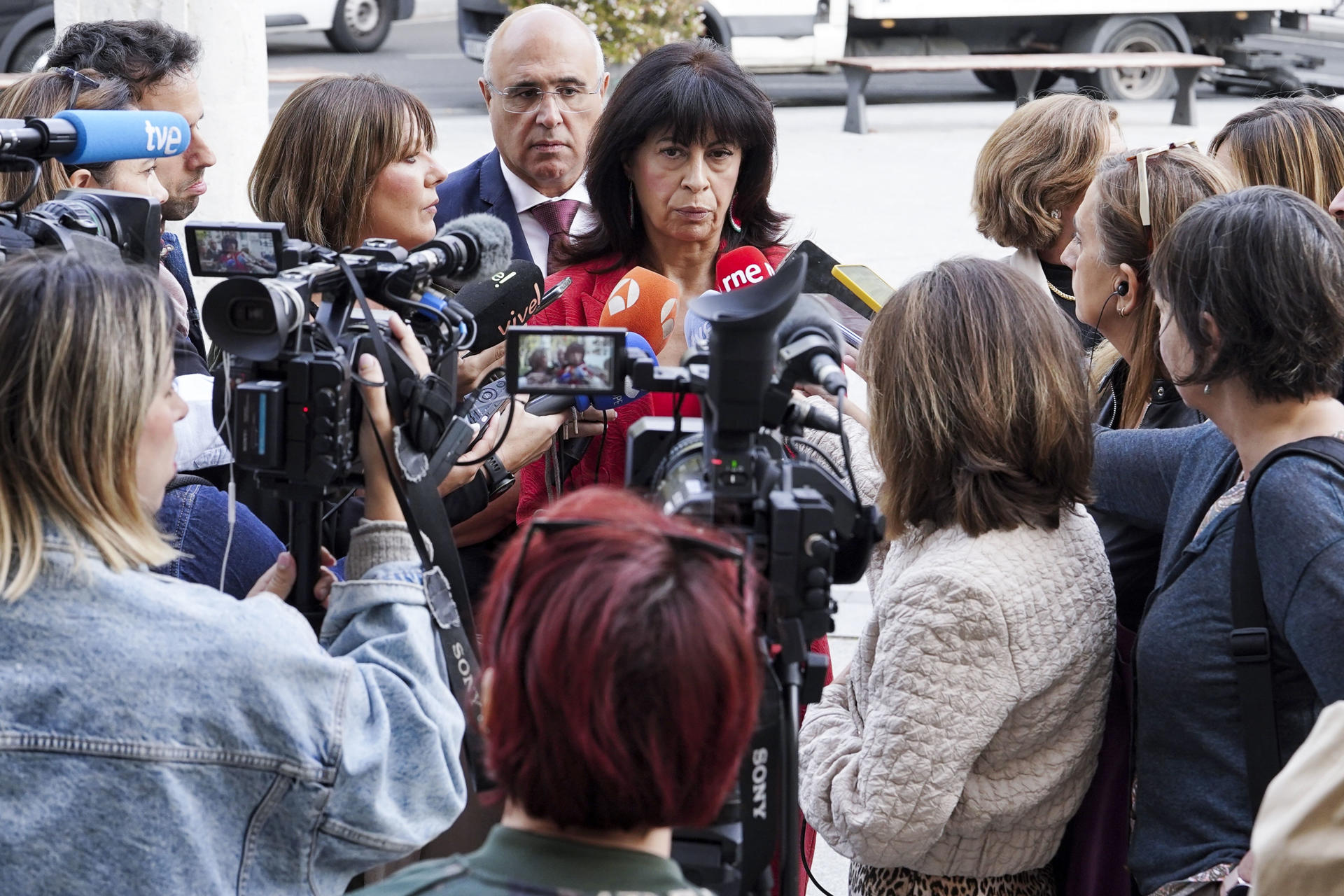 La ministra de Igualdad, Ana Redondo (c), atiende a la prensa a su llegada al acto de celebración de la XXIV Asamblea General de la Asociación de Mujeres Investigadoras y Tecnólogas (AMIT), bajo el lema "Igualda en la transferencia del conocimiento", este viernes en Valladolid. EFE/Nacho Gallego
