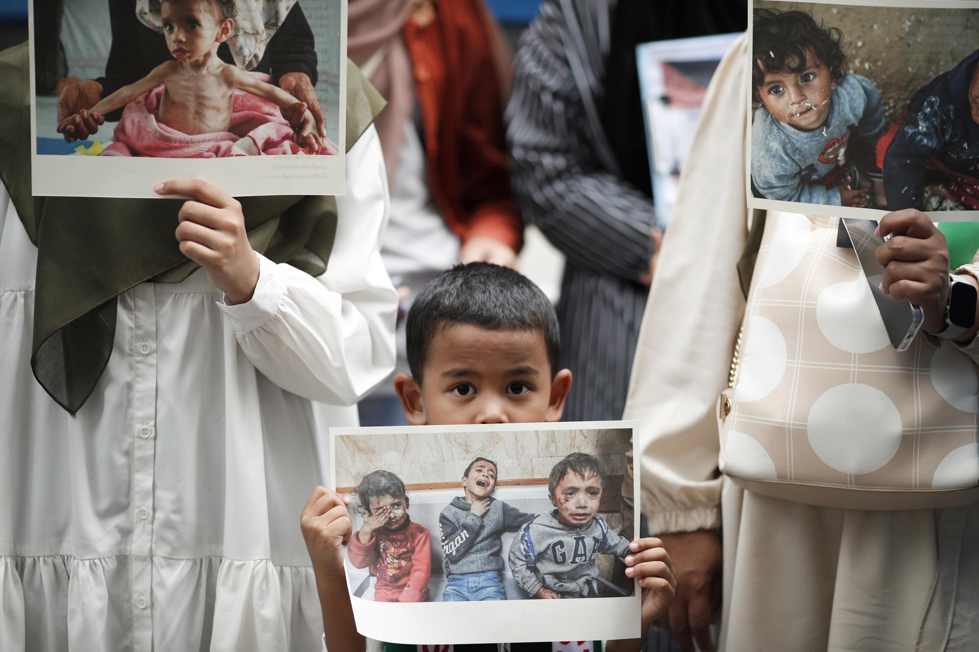 Bangkok (Thailand), 04/10/2025.- A young demonstrator holds a photograph of injured Palestinian children during a rally in support of Palestine and against the Israel-Palestine conflict at the Israeli Embassy in Bangkok, Thailand, 04 October 2025. Thai and foreign demonstrators rallied and marched in Bangkok in solidarity with Palestine and to protest Israel's military operations in Gaza and the West Bank. (Protestas, Tailandia) EFE/EPA/RUNGROJ YONGRIT
