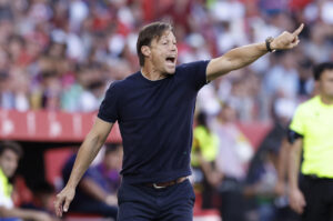 El entrenador del Sevilla Matías Almeyda, durante el partido de la jornada 8 de Laliga EA Sports en el estadio Sánchez-Pizjuán en Sevilla.-EFE/Julio Muñoz