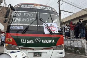 Fotografía que muestra un bus estacionado durante una protesta este lunes, en Lima (Perú). EFE/ Mikahil Huacán