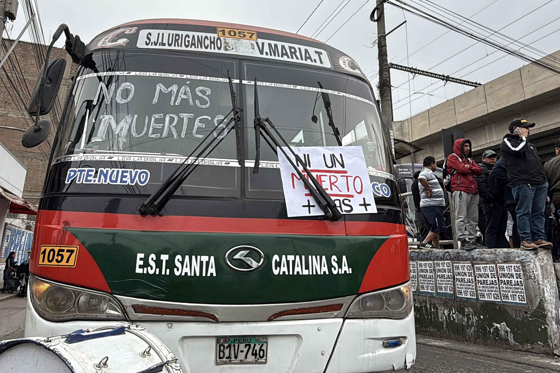 Fotografía que muestra un bus estacionado durante una protesta este lunes, en Lima (Perú). EFE/ Mikahil Huacán