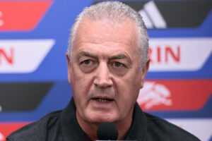 Fotografía cedida por la Asociación Paraguaya de Fútbol (AFP) del seleccionador de Paraguay, Gustavo Alfaro, durante una rueda de prensa este jueves en Osaka (Japón). EFE/ Asociación Paraguaya de Fútbol