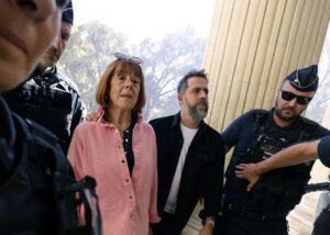 Gisele Pelicot (C-L), acompañada por su hijo Florian Pelicot (C-R), llega al tribunal penal de Gard, en Nimes, Francia, el 06 de octubre de 2025. El tribunal escuchará un juicio de apelación en el que se involucra a uno de los acusados condenados en las violaciones masivas cometidas contra su voluntad del 06 al 09 de octubre. (Francia) EFE/EPA/GUILLAUME HORCAJUELO EFE/EPA/GUILLAUME HORCAJUELO