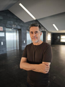 Fotografía cedida por Julio Rojas, escritor, guionista y divulgador chileno, creador del exitoso podcast Caso 63, posando este miércoles, en Madrid (España). EFE/ Julio Rojas