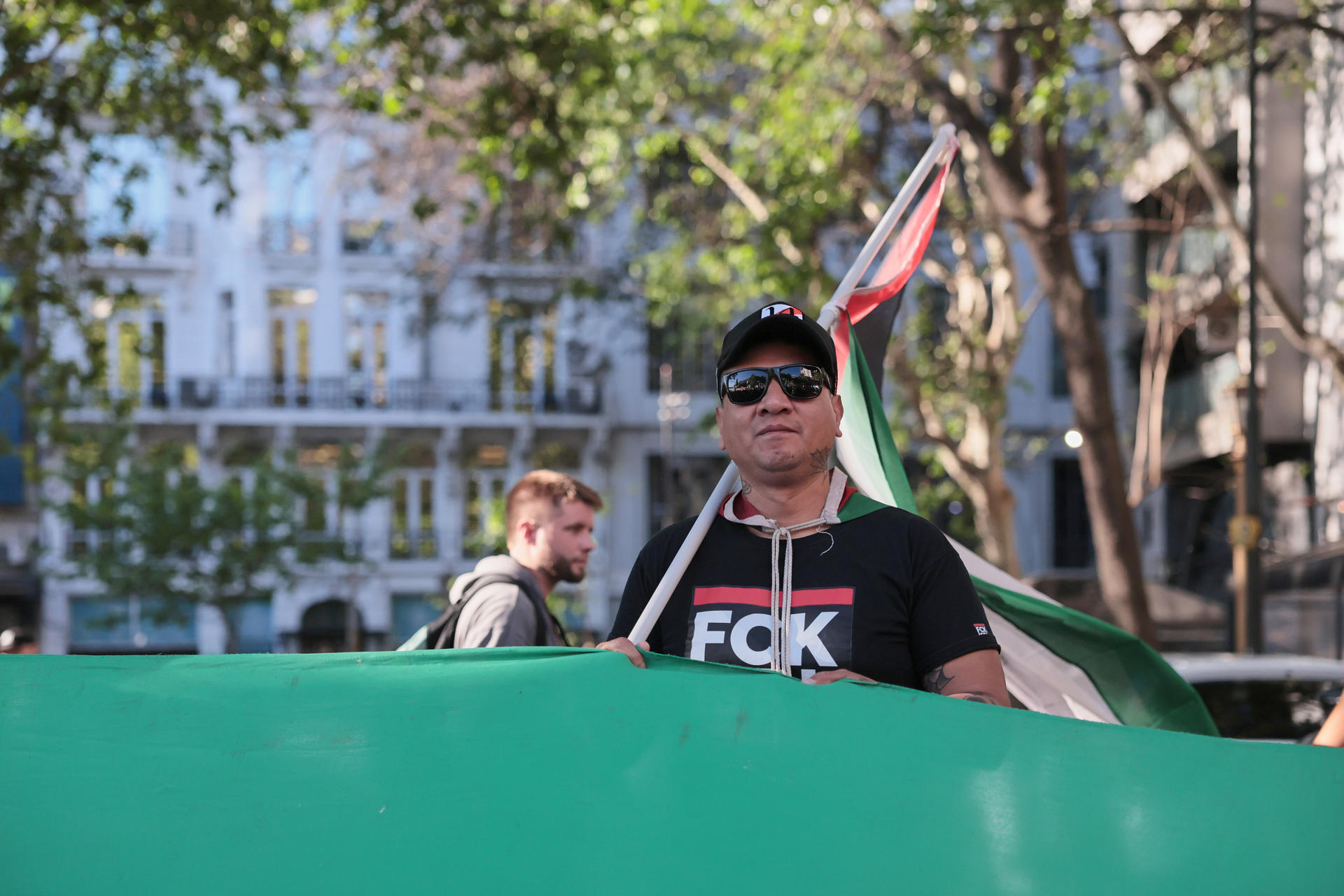 Una persona participa en una manifestación en apoyo a Palestina este martes, en Buenos Aires (Argentina). Miles de personas marcharon bajo la consigna "basta de genocidio" en la Franja de Gaza a dos años del ataque del grupo islamista Hamás contra Israel y el comienzo de la guerra en el enclave palestino. EFE/ STR
