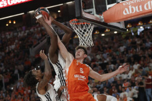 El pívot del Virtus Bolonia (c), durante una acción de juego contra Sergio de Larrea, del Valencia Basket, en el partido de Euroliga disputado este viernes en el nuevo pabellón Roig Arena, de Valencia. EFE/Manuel Bruque.