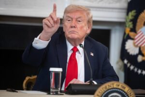 El presidente de EE.UU., Donald Trump, habla durante una mesa redonda sobre antifa en el Comedor de Estado de la Casa Blanca en Washington, DC, EE.UU. EFE/FRANCIS CHUNG