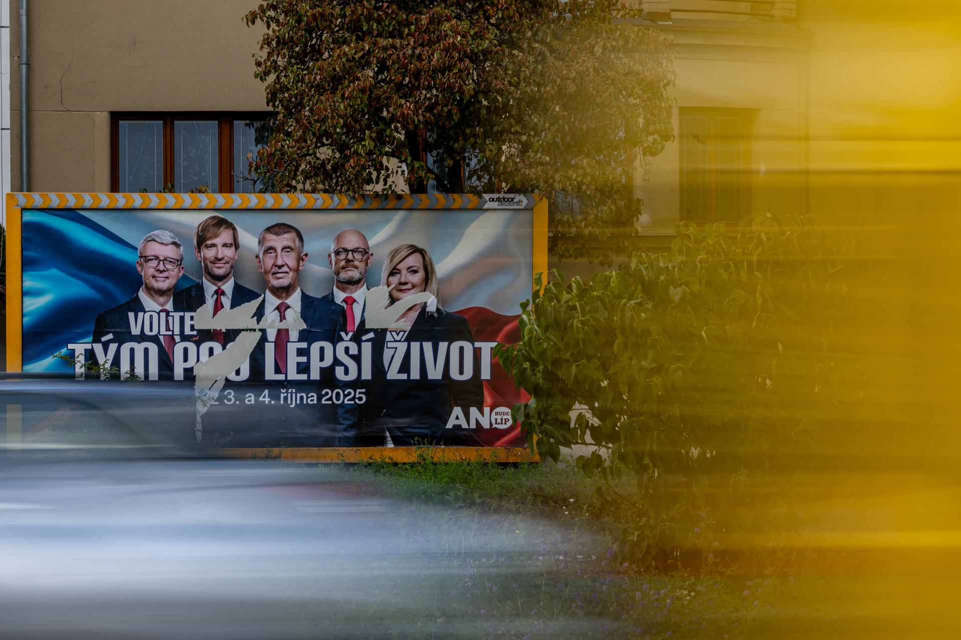 Coches pasan un cartel electoral de Andrej Babis, ex primer ministro checo y líder del movimiento ANO (SÍ), en Praga, República Checa, 02 de octubre de 2025. La República Checa acudirá a las urnas el 03 y 04 de octubre de 2025 para elegir un nuevo parlamento. El eslogan dice: 'Vota por un equipo para una mejor vida.' (Elecciones, República Checa, Praga) EFE/EPA/MARTIN DIVISEK
