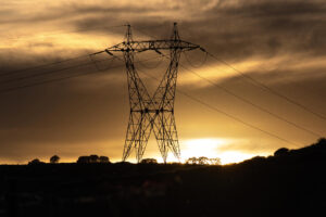 Vista de una torre eléctrica con el sol ocultándose en Logroño. EFE/Raquel Manzanares/Archivo