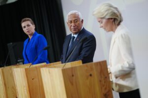 La primera ministra danesa, Mette Frederiksen (i); la presidenta de la Comisión Europea, Ursula von der Leyen (d); y el presidente del Consejo Europeo, Antonio Costa (c) hablan durante una conferencia de prensa al final de una cumbre informal en el Parlamento Danés en el Castillo de Christiansborg en Copenhague, Dinamarca. EFE/IDA MARIE ODGAARD
