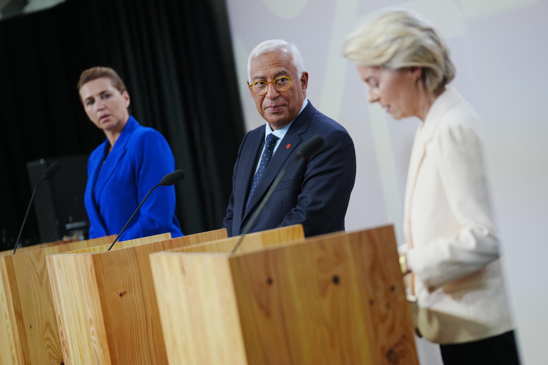 La primera ministra danesa, Mette Frederiksen (i); la presidenta de la Comisión Europea, Ursula von der Leyen (d); y el presidente del Consejo Europeo, Antonio Costa (c) hablan durante una conferencia de prensa al final de una cumbre informal en el Parlamento Danés en el Castillo de Christiansborg en Copenhague, Dinamarca. EFE/IDA MARIE ODGAARD