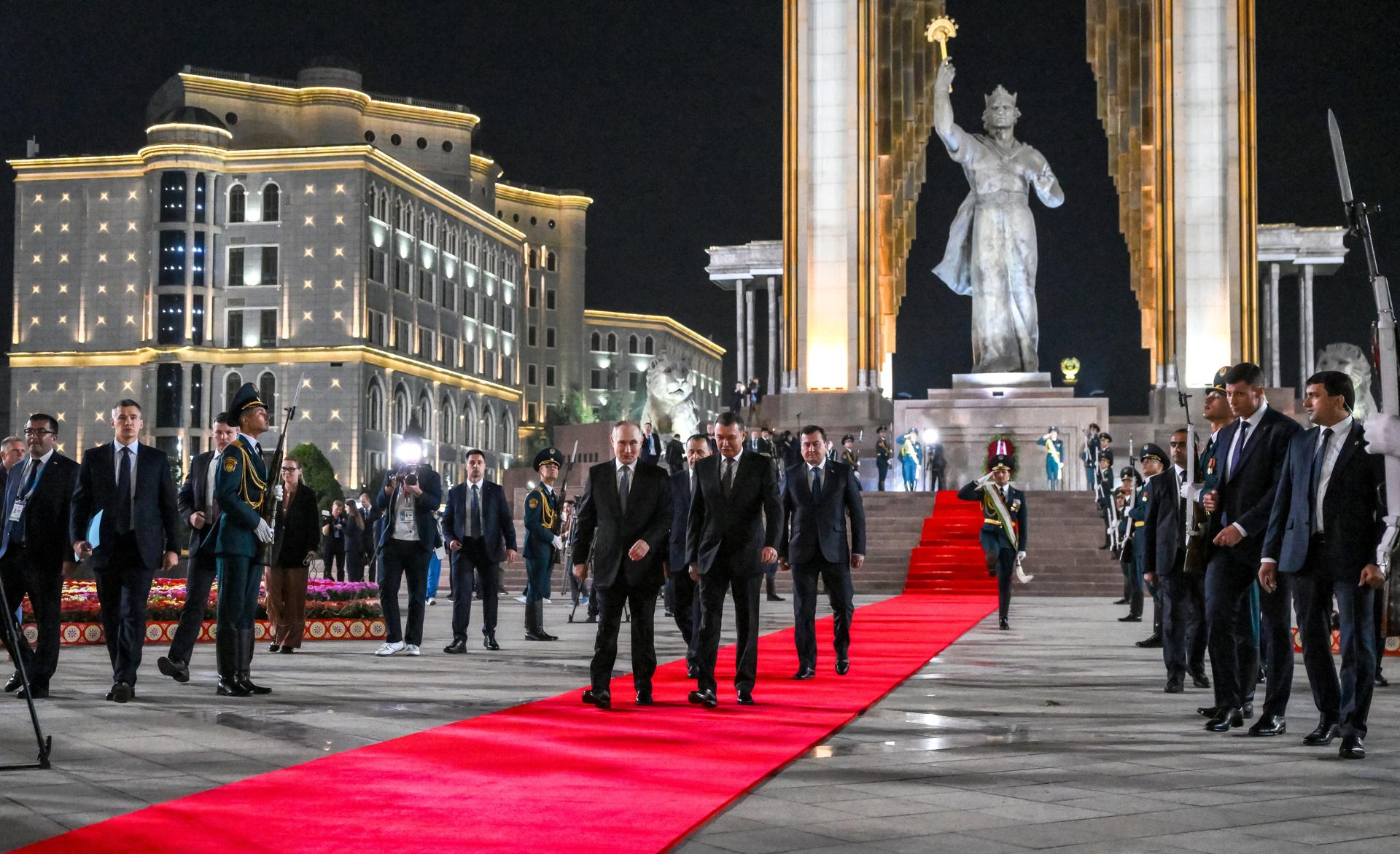 - El presidente ruso Vladimir Putin (C-R) es recibido por el presidente de Tayikistán Emomali Rakhmon (C) a su llegada al aeropuerto internacional de Dushanbe en Dushanbe, Tayikistán, 08 de octubre de 2025. (Rusia, Tayikistán) EFE/EPA/GRIGORY SYSOEV/SPUTNIK/KREMLIN POOL MANDATORY CREDIT
