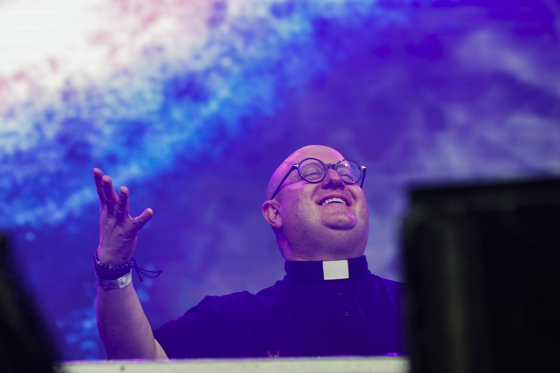Imagen de archivo (6/4/2024) de una ctuación del Padre Guilherme en la Fiesta de la Resurrección en la plaza de Cibeles, en Madrid. EFE/ Fernando Alvarado