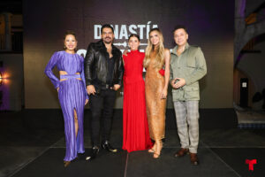 De izquierda a derecha: Silvana Effio, Iván Arana, María Fernanda Yepes, Isabella Castillo y Raúl Méndez posan durante la premier de 'Dinastia Casillas', en Los Ángeles (EE.UU.). EFE/ Telemundo Media