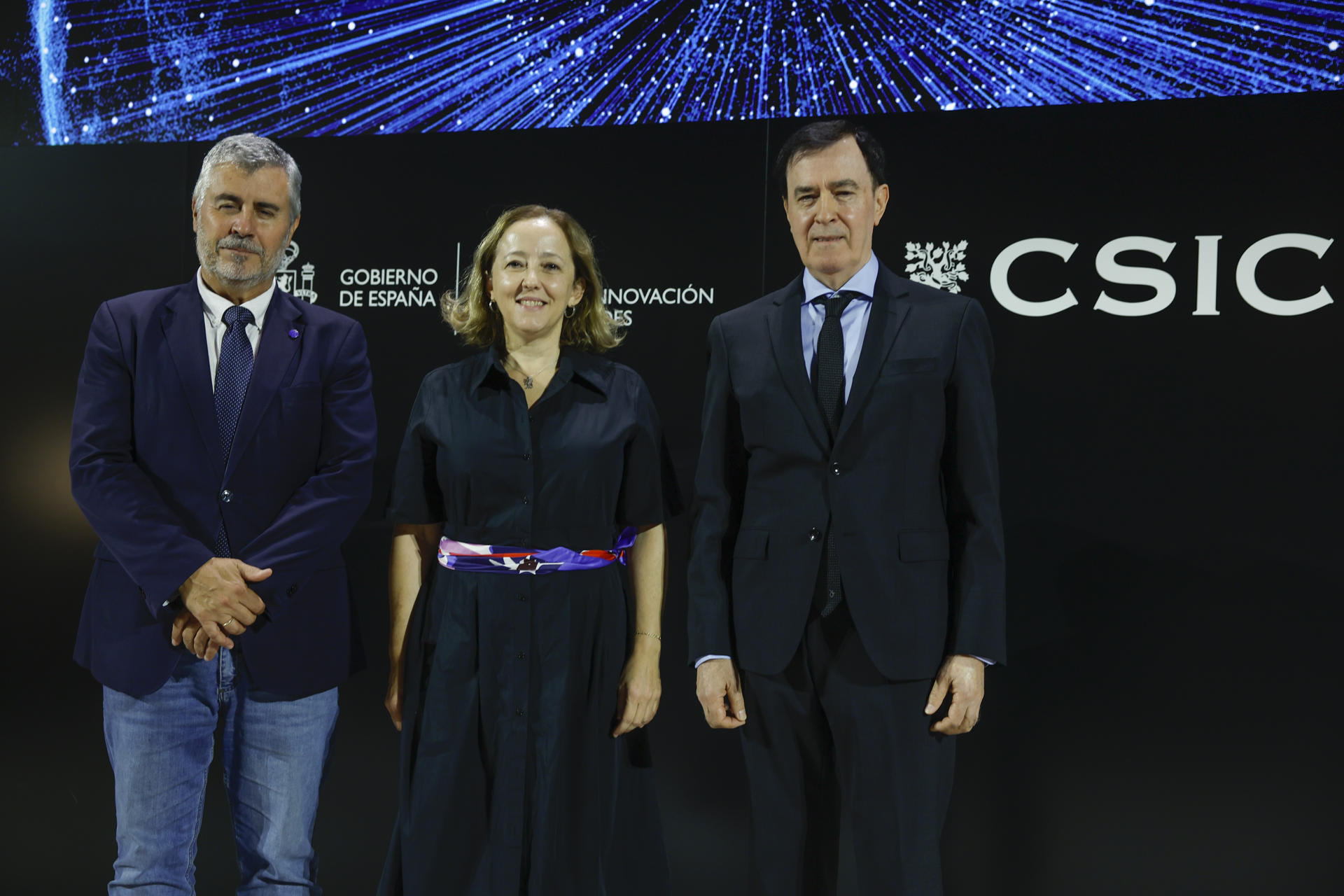 El presidente de la Agencia EFE, Miguel Ángel Oliver (izda), posa junto a la presidenta del CSIC, Eloísa del Pino, y al director de la Fundación BBVA, Rafael Pardo Avellaneda, durante la entrega del premio CSIC-Fundación BBVA de Comunicación Científica a los integrantes de la sección de Ciencia de la Agencia EFE, este lunes en Madrid. EFE/Juanjo Martín
