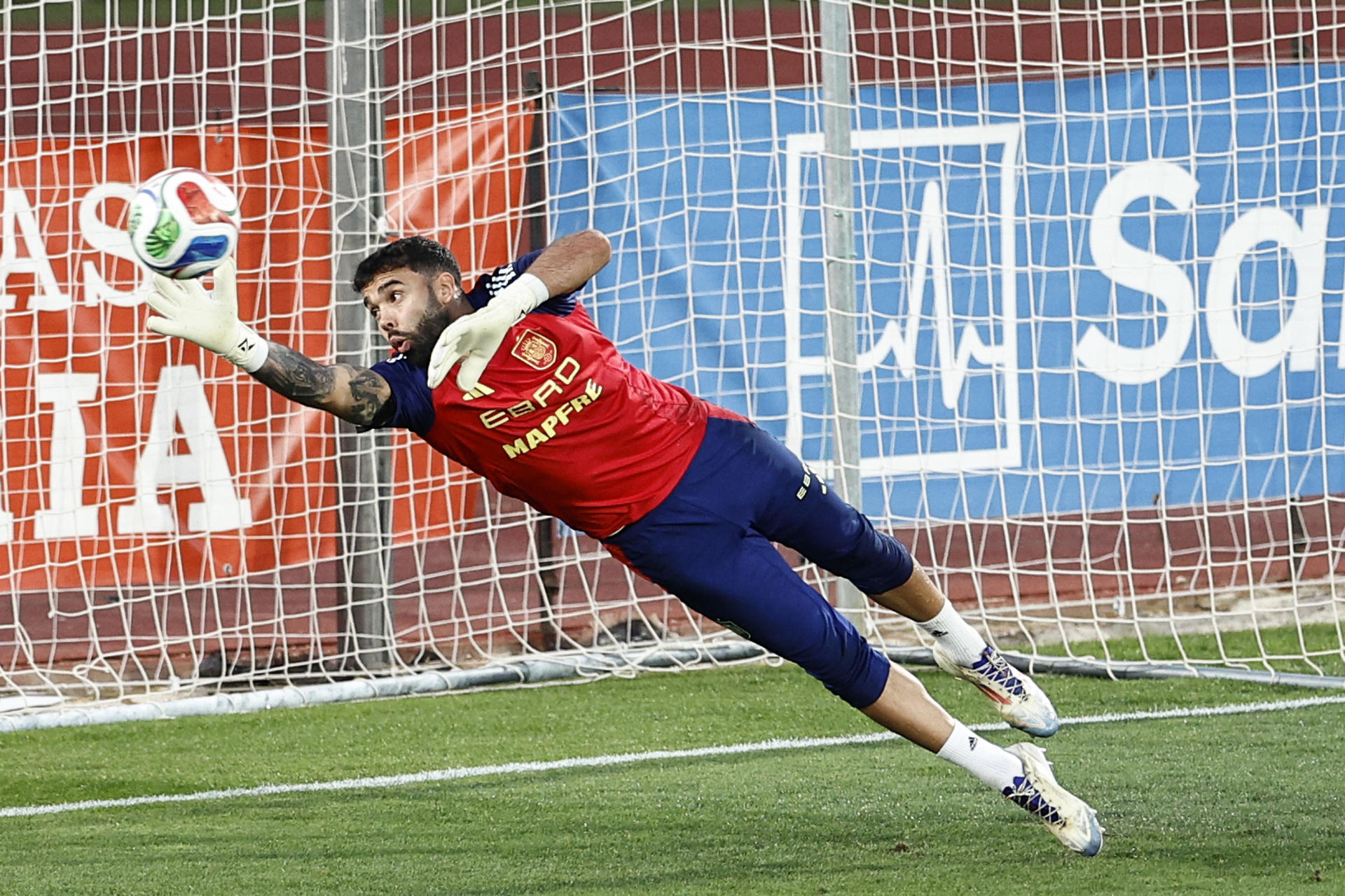 El guardameta de la selección española de fútbol David Raya participa en una sesión de entrenamiento del conjunto en Las Rozas, Madrid, este martes, para preparar el partido que disputará en el Martínez Valero de Elche el sábado (a las nueve menos cuarto de la noche; las 18:45 horas GMT) ante Georgia. EFE/ Rodrigo Jiménez

