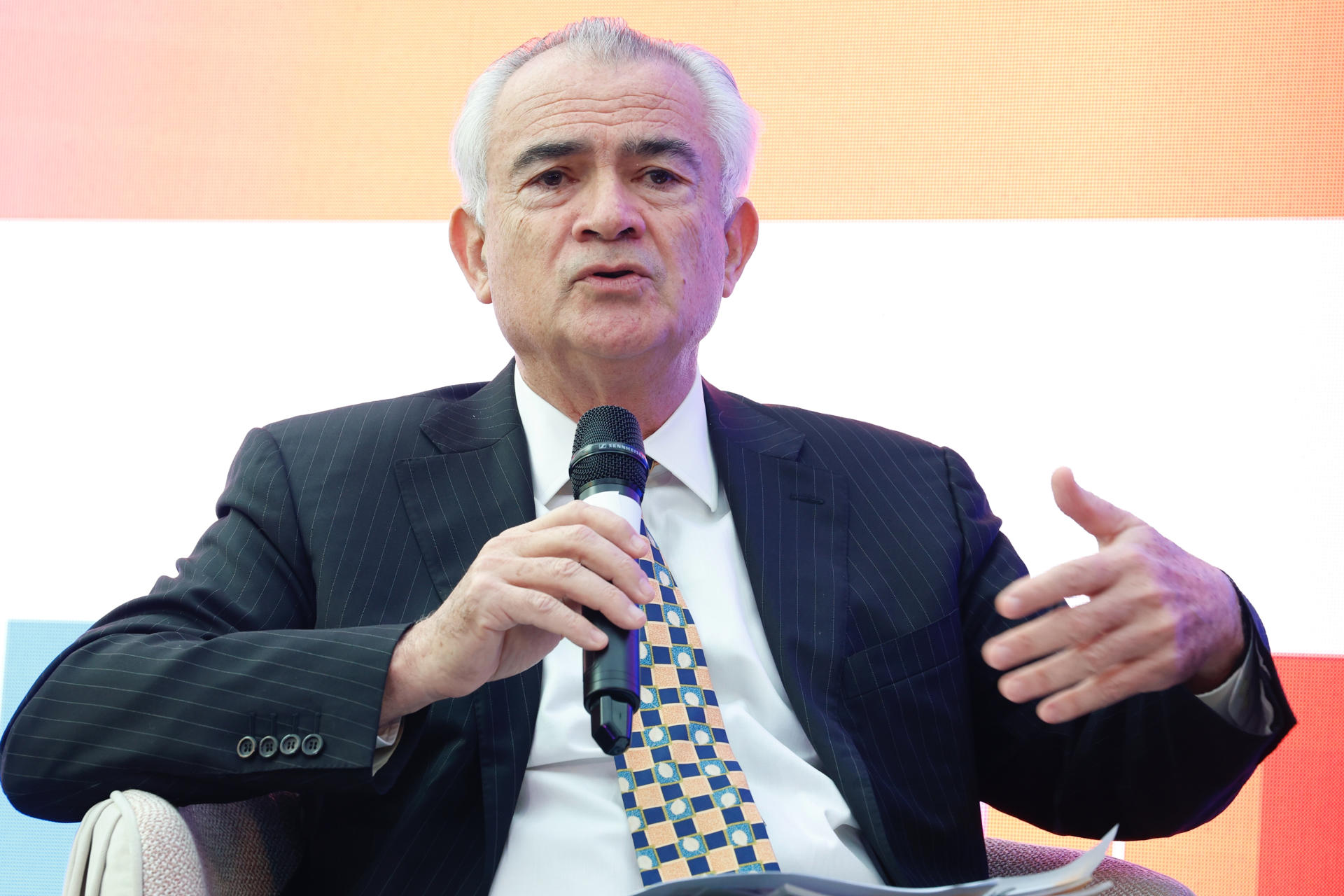 El secretario ejecutivo de la Comisión Económica para América Latina y el Caribe (Cepal), José Manuel Salazar-Xirinachs, habla en el segundo día del Roche Press Day este miércoles, en Ciudad de México (México). EFE/ Sáshenka Gutiérrez

