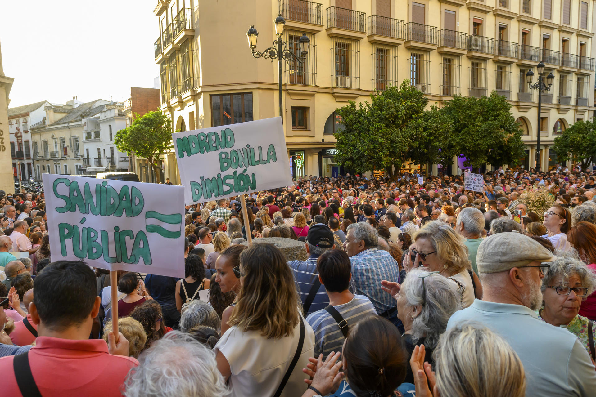 Manifestación este miércoles ante la sede principal del Servicio Andaluz de Salud (SAS). EFE/ Raúl Caro
