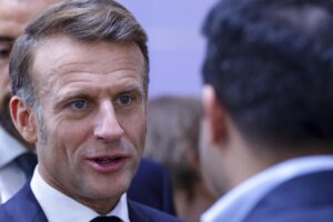 El presidente de Francia, Emmanuel Macron, asiste a las celebraciones del Día de la Unidad Alemana en Saarbruecken, Alemania, 03 de octubre de 2025. 
EFE/EPA/CHRISTOPHER NEUNDORF / POOL
////////// SAARBRUECKEN (Germany), 03/10/2025.- France's President Emmanuel Macron (L) attends celebrations for the Day of German Unity in Saarbruecken, Germany, 03 October 2025. German Unity Day is marked annually on 03 October to commemorate the reunification of East and West Germany in 1990. (Francia, Alemania) EFE/EPA/CHRISTOPHER NEUNDORF / POOL