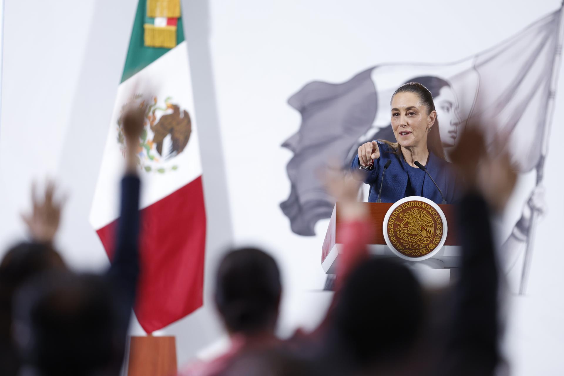 La presidenta de México, Claudia Sheinbaum, habla durante una rueda de prensa este miércoles, en el Palacio Nacional de la Ciudad de México (México). EFE/Sáshenka Gutiérrez
