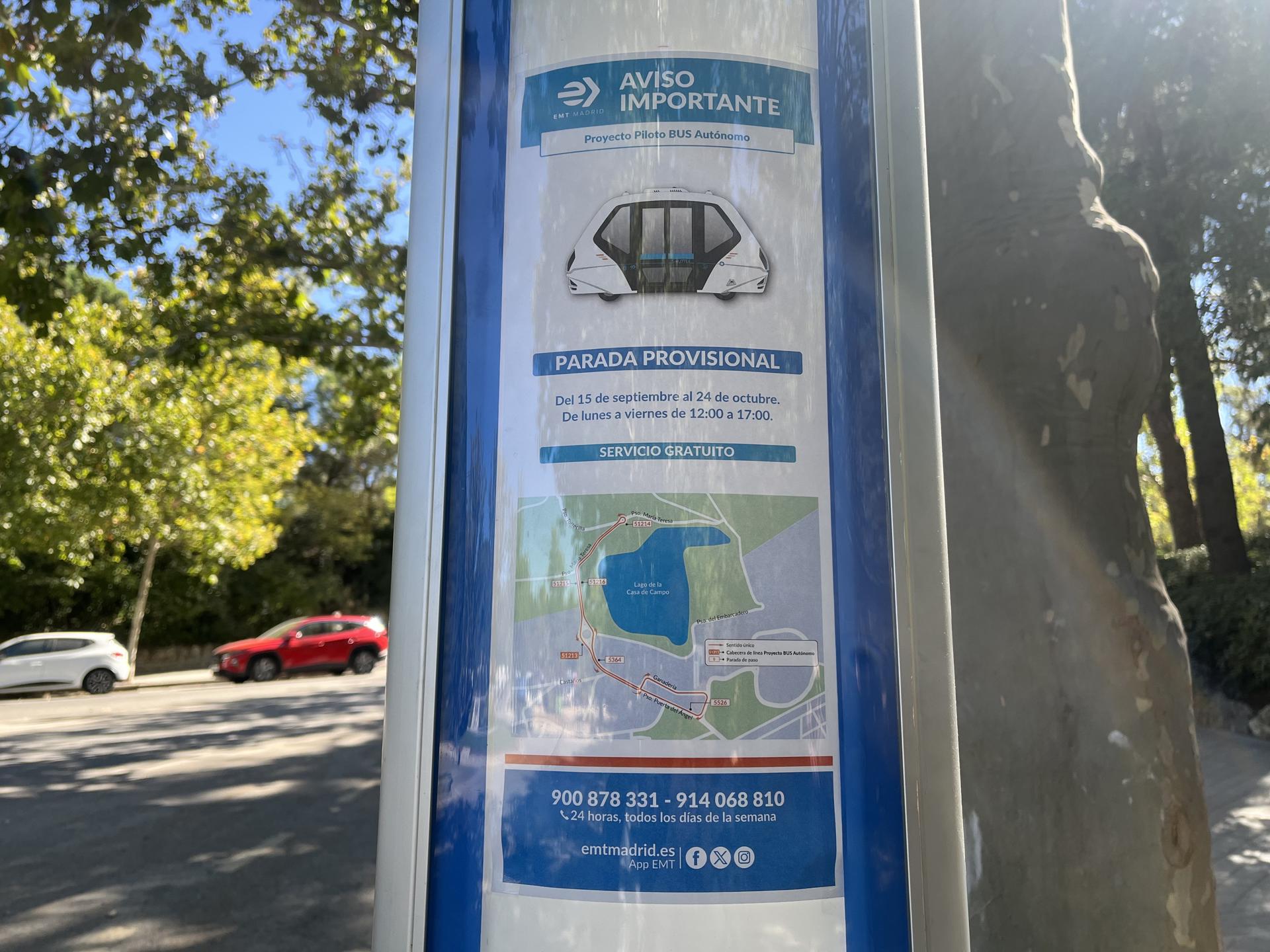 Más de 100 pasajeros al día recorren las seis paradas por Casa de Campo en el autobús sin conductor y 100 % eléctrico que opera la Empresa Municipal de Transporte (EMT) de Madrid y que tiene previsto funcionar hasta el 24 de octubre. EFE/Nicole Vargas
