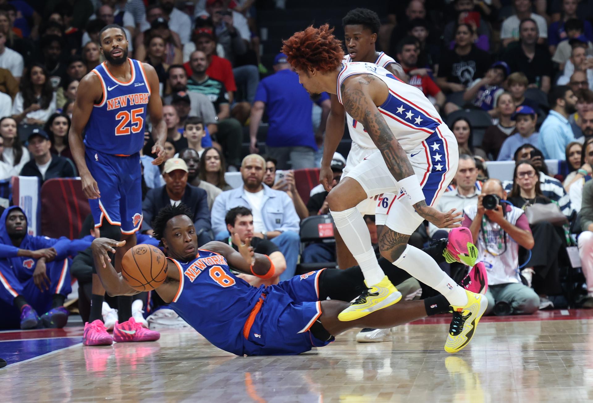OG Onunoby (abajo), de los New York Knicks, y Kelly Oubre Jr., de los Philadelphia 76ers, durante el partido amistoso qie jha jugado en Abu Dabi, Emiratos Árabes Unidos. EFE/EPA/ALI HAIDER
