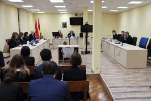 Vista del comienzo este miércoles en Madrid del juicio por la demanda presentada por la Asociación de Medios de Información (AMI) (i), contra Meta, en representación de 83 medios españoles, por competencia desleal y vulneración sistemática de la normativa europea de protección de datos. El juicio se celebra después de que ambas partes no alcanzaran un acuerdo en la audiencia previa celebrada en noviembre pasado en un juzgado de Madrid.-EFE/ Sergio Pérez
