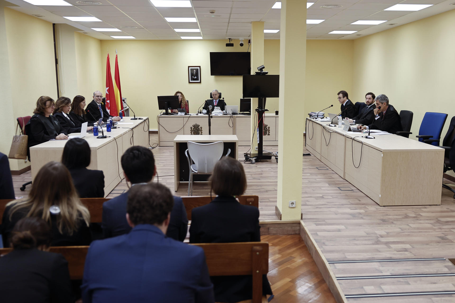 Vista del comienzo este miércoles en Madrid del juicio por la demanda presentada por la Asociación de Medios de Información (AMI) (i), contra Meta, en representación de 83 medios españoles, por competencia desleal y vulneración sistemática de la normativa europea de protección de datos. El juicio se celebra después de que ambas partes no alcanzaran un acuerdo en la audiencia previa celebrada en noviembre pasado en un juzgado de Madrid.-EFE/ Sergio Pérez