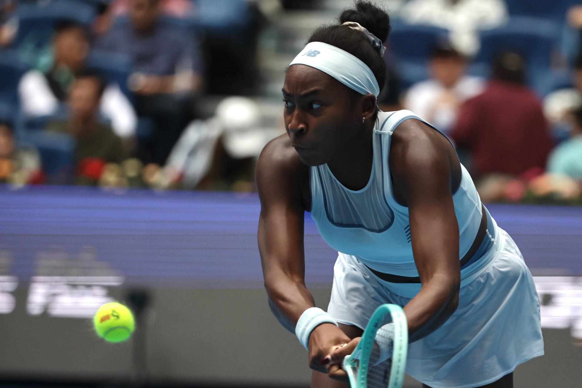 La estadounidense Coco Gauff, en un momento de su semifinal ante su compatriota Amanda Anisimova, en el Abierto de China. EFE/EPA/ANDRES MARTINEZ CASARES
