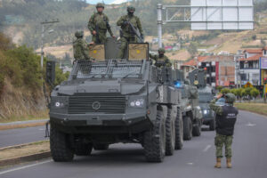 Foto de archivo de integrantes de las Fuerzas Armadas de Ecuador custodian en Otavalo (Ecuador). EFE/ Jose Jacome