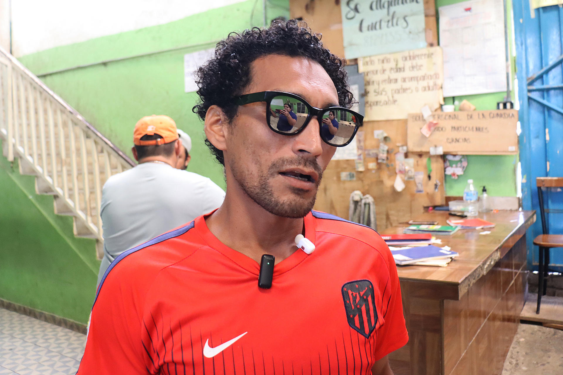 El migrante de origen salvadoreño Carlos Castillo habla en una entrevista con EFE este jueves, en Tapachula (México). EFE/Juan Manuel Blanco
