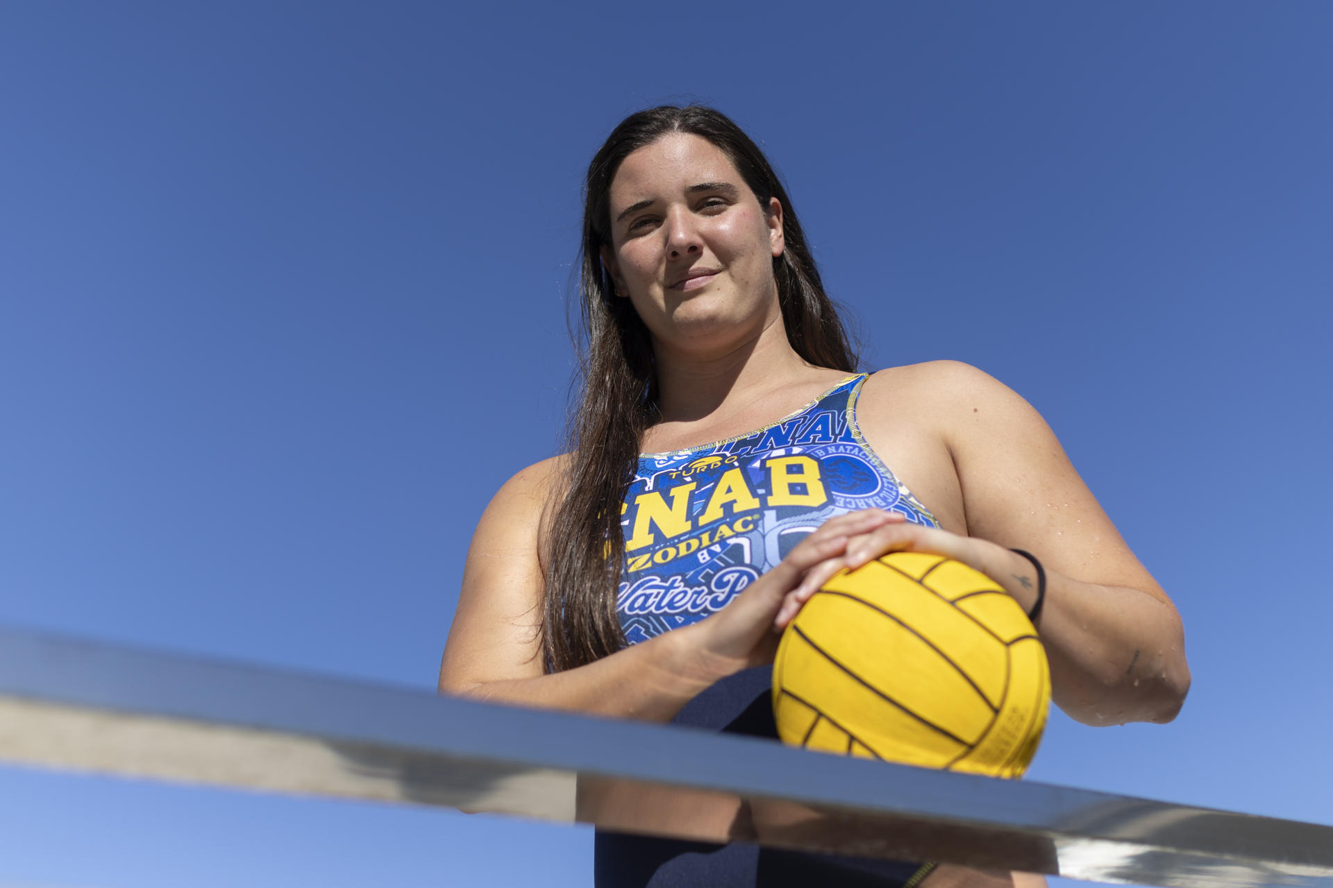 La waterpolista española Paula Leitón (Terrassa, 2000) reconoce en una entrevista con EFE que de no haber sido por el apoyo de su familia y amigos no habría podido asumir la oleada de críticas hacia su cuerpo que recibió en las redes sociales tras proclamarse campeona olímpica en los Juegos de París 2024. EFE/Marta Pérez