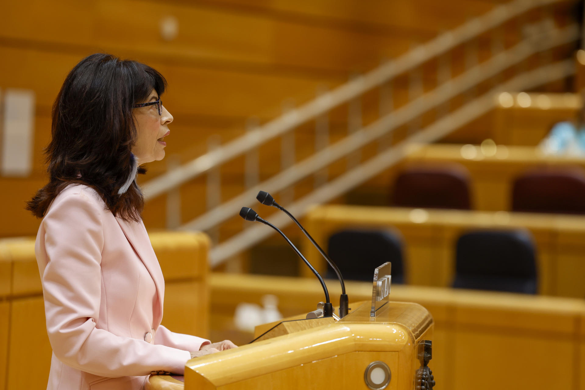 La ministra de Igualdad, Ana Redondo, interviene durante el pleno del Senado para dar cuenta de su gestión de la crisis de las pulseras de control telemático de agresores machistas, por la que ha sido reprobada en el Congreso y duramente criticada por el PP e incluso por los socios parlamentarios del Gobierno. EFE/ Javier Lizón
