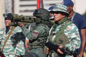 Fotografía del 23 de septiembre de 2025 que muestra a integrantes de la Fuerza Armada Nacional Bolivariana (FANB) que participan en un ejercicio militar en Caracas (Venezuela). EFE/ Miguel Gutiérrez