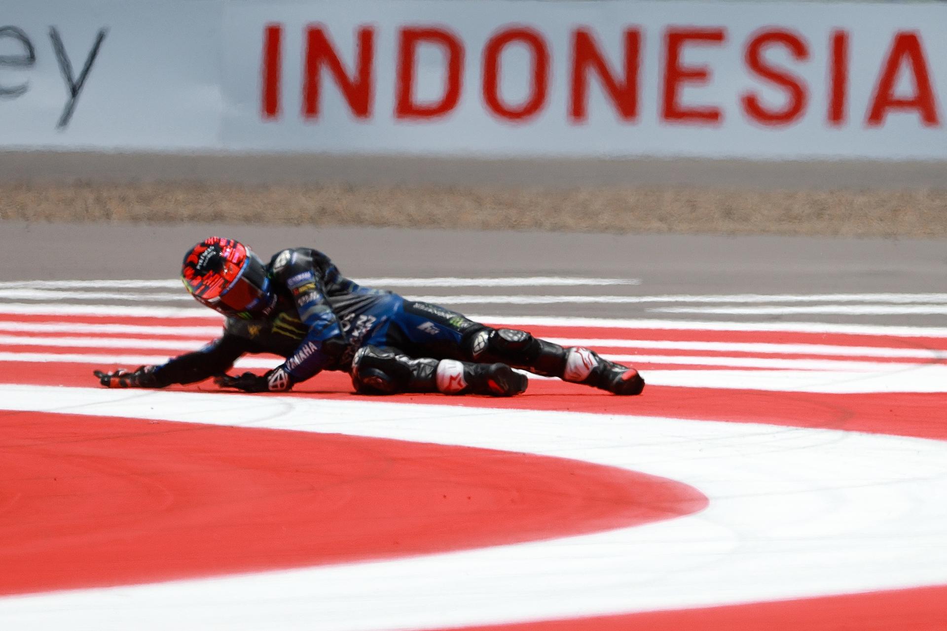 Caída del español Alex Rins durante la clasificación del Gran Premio de Motociclismo de Indonesia en el Circuito de Mandalika. EFE/EPA/ADI WEDA
