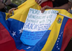 Fotografía de archivo, tomada en marzo de 2021, del detalle de un letrero sobre una bandera de Venezuela, en el que migrantes venezolanos celebraban la concesión del estatus de protección temporal (TPS) para más de trescientos mil de sus connacionales en Estados Unidos, en la ciudad de Doral (FL, EE.UU.). EFE/Cristóbal Herrera