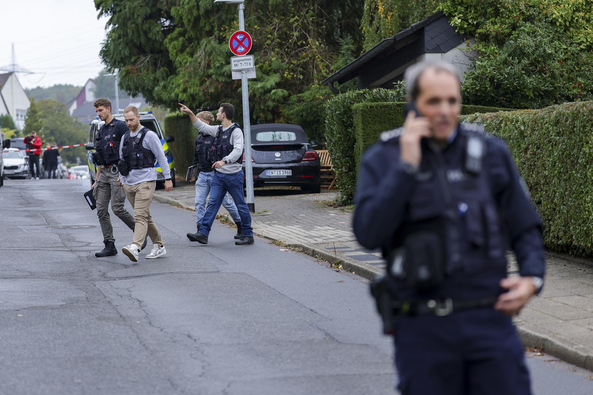 Policías en el lugar de un ataque con cuchillo contra la recién elegida alcaldesa de Herdecke, Iris Stalzer, en Herdecke, Alemania, el 7 de octubre de 2025. Stalzer resultó gravemente herida. (Alemania)EFE/EPA/CHRISTOPHER NEUNDORF
